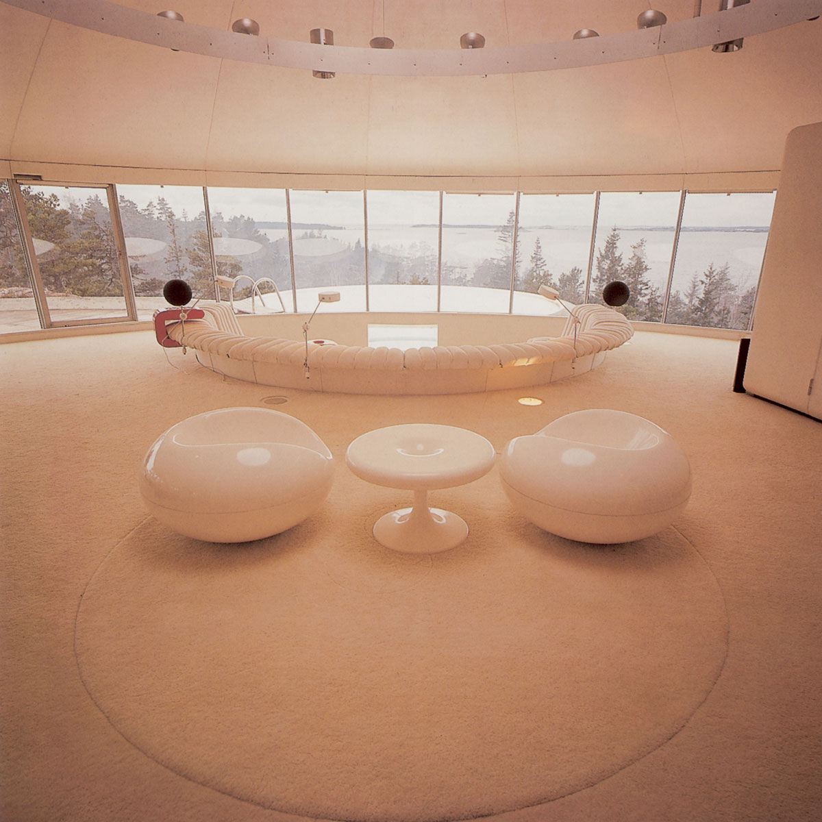 A photograph of a Villa Spies room while hydraulic shaft is not in use, a table and chairs placed on top.