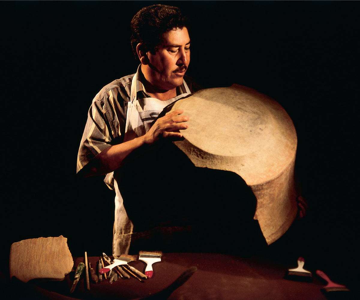 A photograph of Brigído Lara at work.