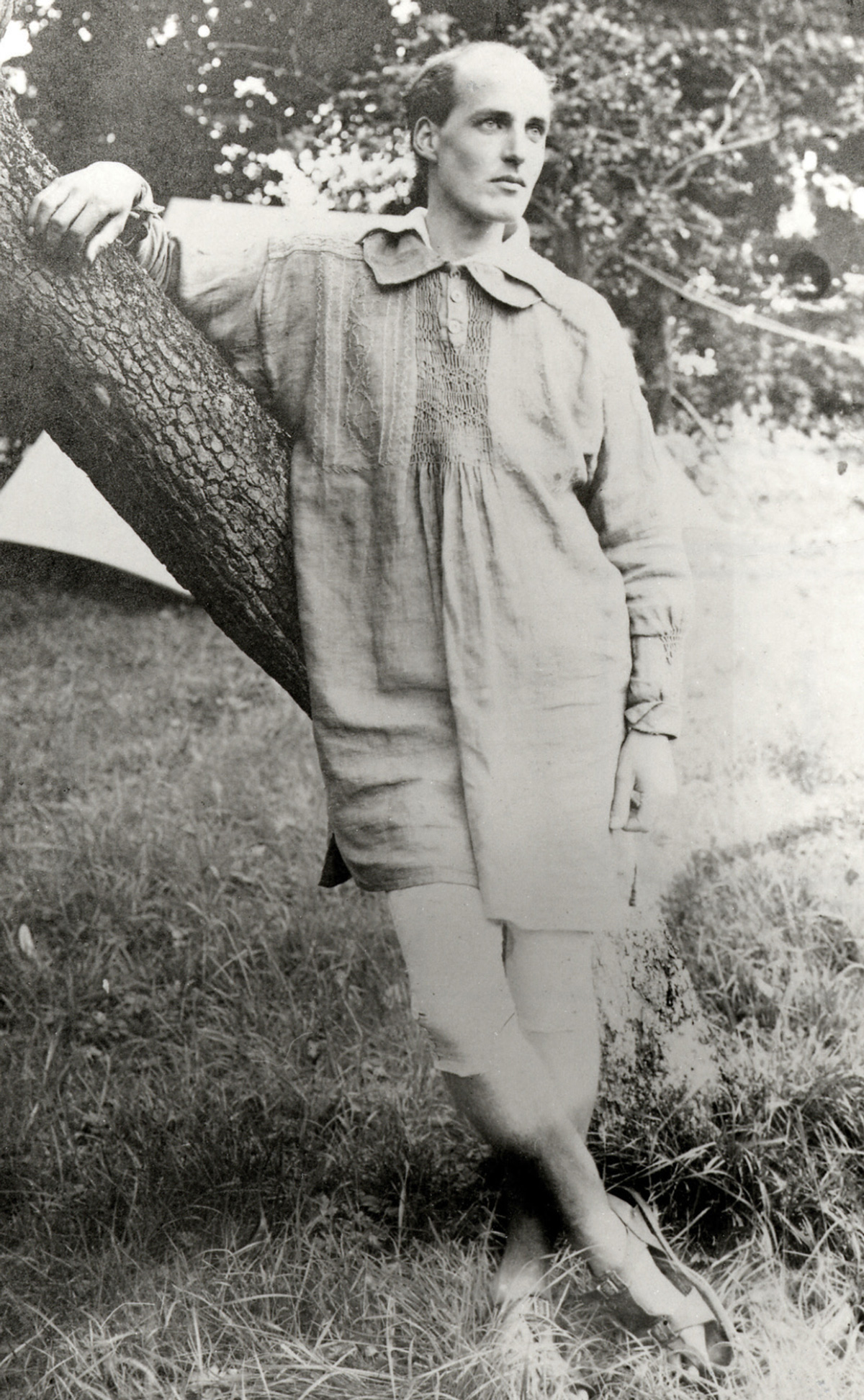 A photograph of Andrew Muir, consultant architect to the Garden City, wearing what was referred to at the time as “rational dress.” 