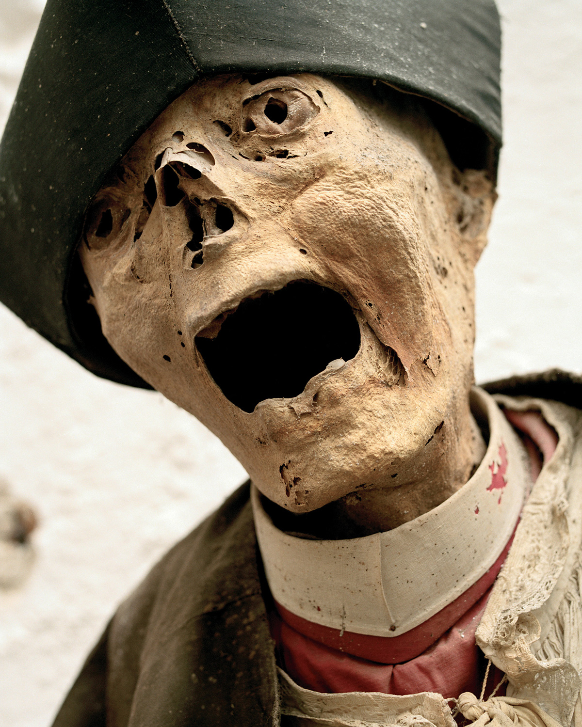 A photograph of a corpse in the catacombs of Palermo.