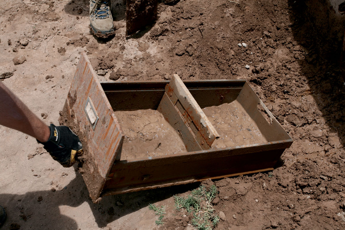 A 2009 photograph showing the reconstruction of Cabnetlandia in the desert outside Deming, New Mexico. 