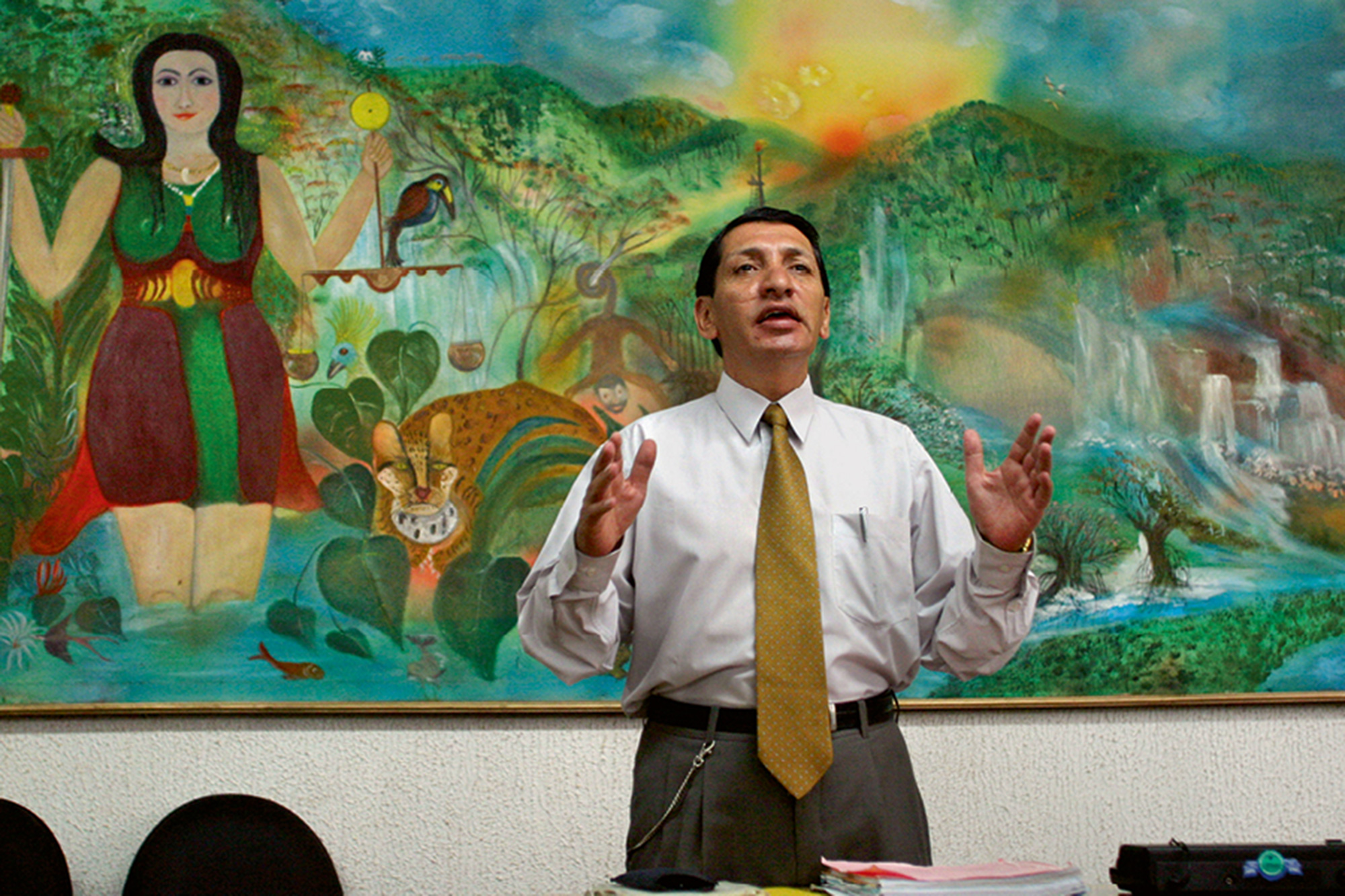 Lou Dematteis’s photograph of superior Court Judge Alberto Guerra speaking to a packed courtroom on the first day of the trial in Lago Agrio.