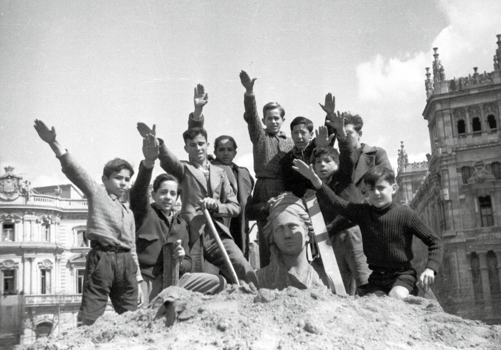 A photograph of a group of young Franco supporters unearthing of the Cybele fountain after the Republican defeat.