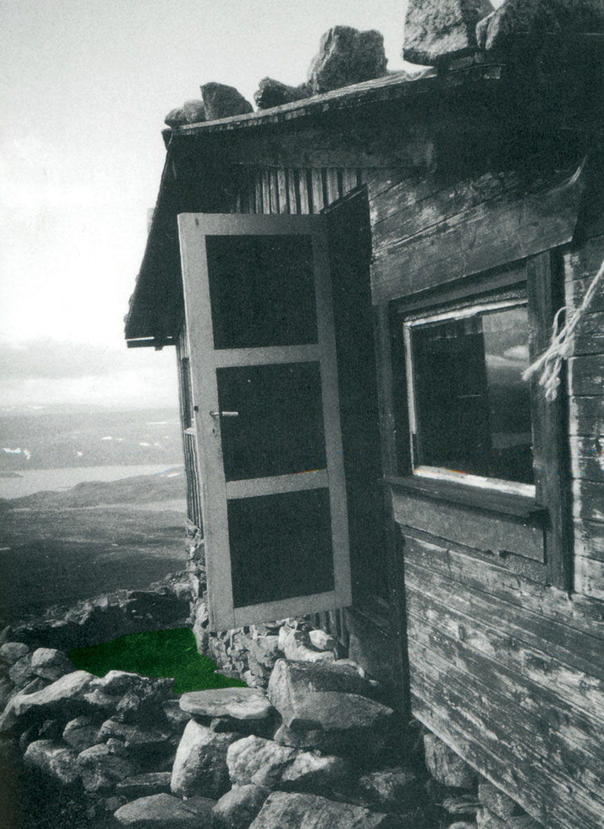 A photograph of Tvergastein and its garden.